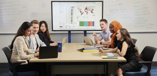 A group of diverse Thunderbird students have a discussion 